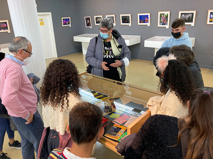 FerCyborg explicando la exposición de Música Salmantina MusSa 2022